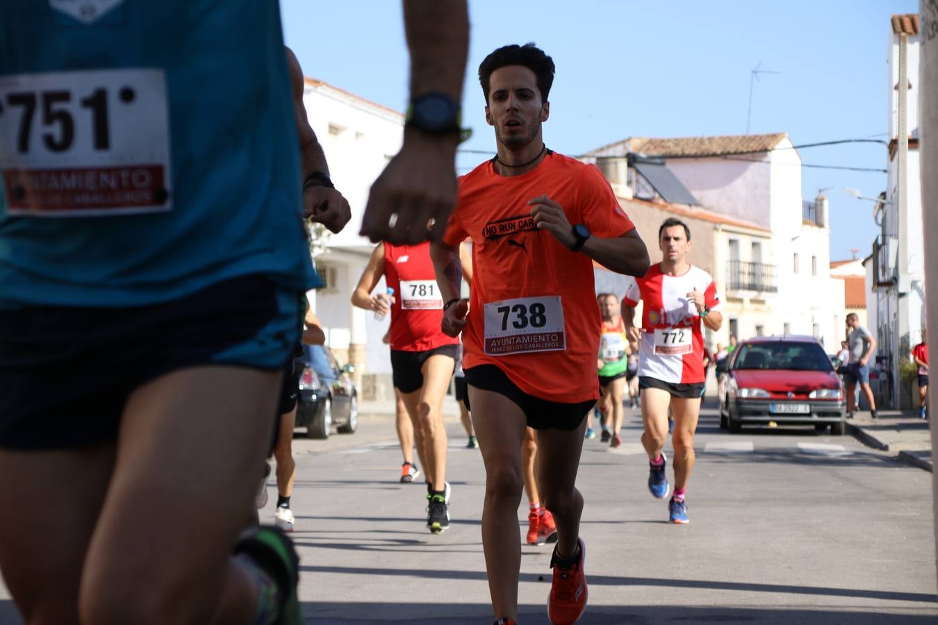 Valuengo continúa apostando por el deporte y la investigación de la Histiocitosis con la tercera edición del 'Cross Popular Valuengo', organizada por la Comisión de Festejos de la citada pedanía en colaboración con la Concejalía de Juventud y Deportes del Ayuntamiento de Jerez de los Caballeros y el Programa de Dinamización Deportiva de la Mancomunidad Sierra Suroeste. La citada prueba deportiva se ha celebrado esta mañana y ha contado con más de 140 participantes, entre todas las categorías.Celso Graciano y Estefanía Carretero se han convertido en los vencedores de la prueba general, y José Joaquín García y Rosa González han ocupado los primeros puestos locales.