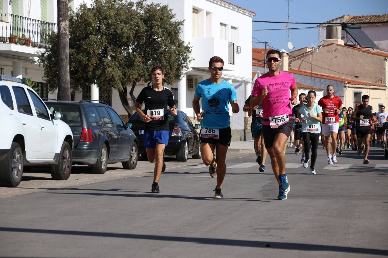 Valuengo continúa apostando por el deporte y la investigación de la Histiocitosis con la tercera edición del 'Cross Popular Valuengo', organizada por la Comisión de Festejos de la citada pedanía en colaboración con la Concejalía de Juventud y Deportes del Ayuntamiento de Jerez de los Caballeros y el Programa de Dinamización Deportiva de la Mancomunidad Sierra Suroeste. La citada prueba deportiva se ha celebrado esta mañana y ha contado con más de 140 participantes, entre todas las categorías.Celso Graciano y Estefanía Carretero se han convertido en los vencedores de la prueba general, y José Joaquín García y Rosa González han ocupado los primeros puestos locales.