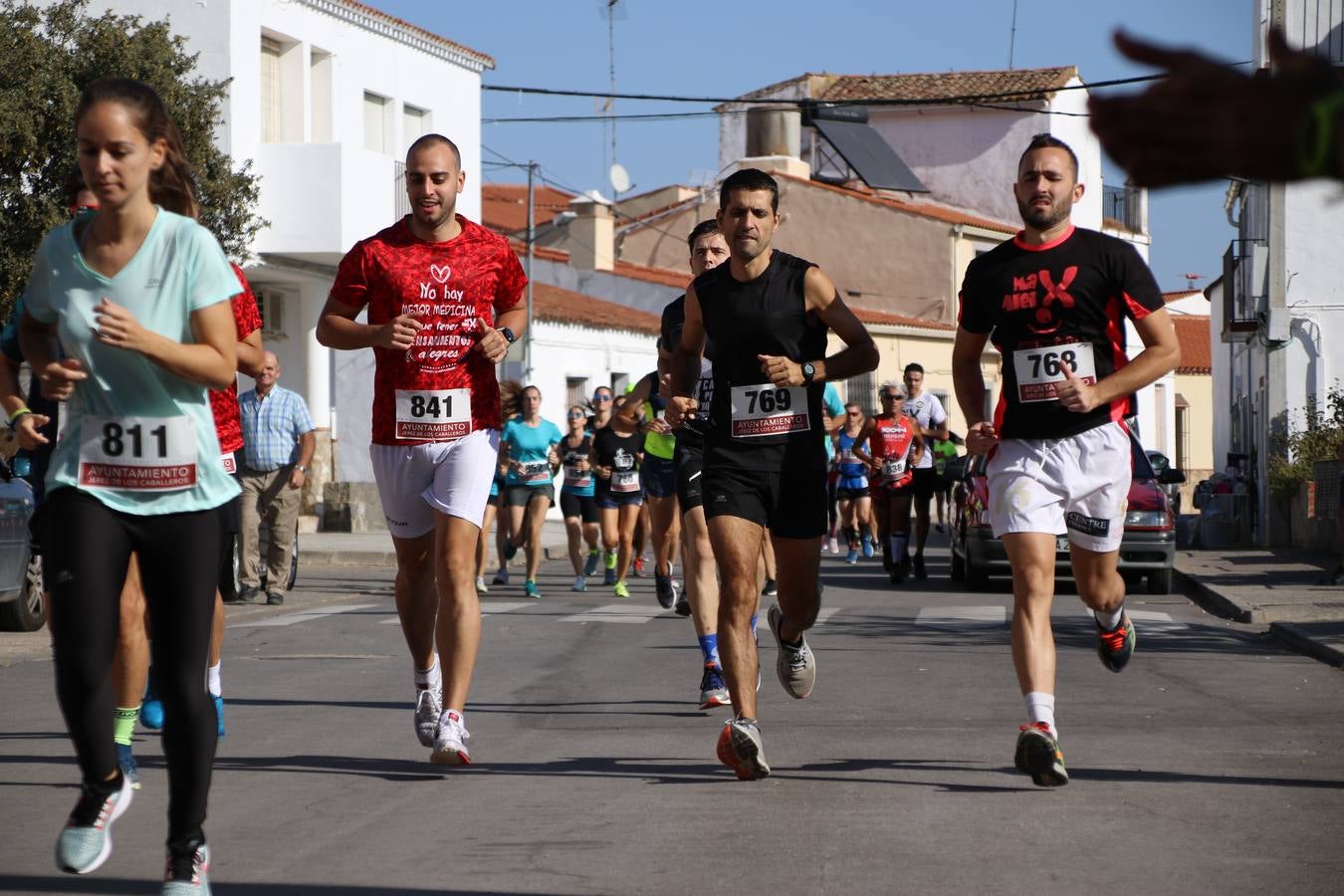 Valuengo continúa apostando por el deporte y la investigación de la Histiocitosis con la tercera edición del 'Cross Popular Valuengo', organizada por la Comisión de Festejos de la citada pedanía en colaboración con la Concejalía de Juventud y Deportes del Ayuntamiento de Jerez de los Caballeros y el Programa de Dinamización Deportiva de la Mancomunidad Sierra Suroeste. La citada prueba deportiva se ha celebrado esta mañana y ha contado con más de 140 participantes, entre todas las categorías.Celso Graciano y Estefanía Carretero se han convertido en los vencedores de la prueba general, y José Joaquín García y Rosa González han ocupado los primeros puestos locales.