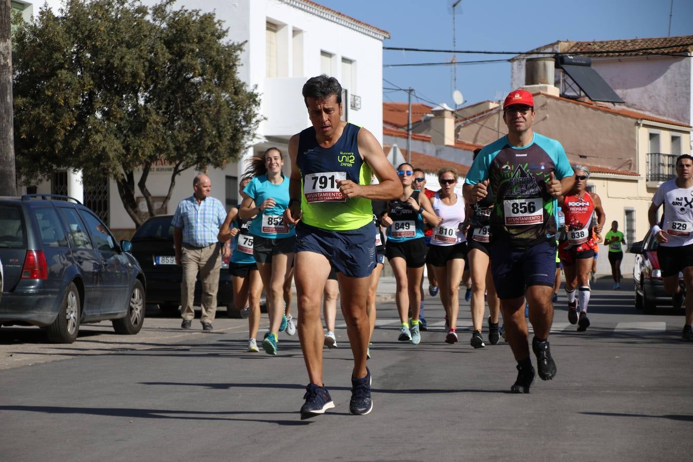 Valuengo continúa apostando por el deporte y la investigación de la Histiocitosis con la tercera edición del 'Cross Popular Valuengo', organizada por la Comisión de Festejos de la citada pedanía en colaboración con la Concejalía de Juventud y Deportes del Ayuntamiento de Jerez de los Caballeros y el Programa de Dinamización Deportiva de la Mancomunidad Sierra Suroeste. La citada prueba deportiva se ha celebrado esta mañana y ha contado con más de 140 participantes, entre todas las categorías.Celso Graciano y Estefanía Carretero se han convertido en los vencedores de la prueba general, y José Joaquín García y Rosa González han ocupado los primeros puestos locales.