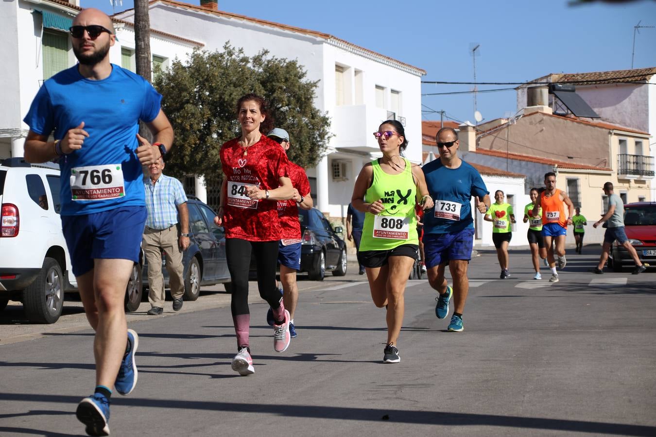 Valuengo continúa apostando por el deporte y la investigación de la Histiocitosis con la tercera edición del 'Cross Popular Valuengo', organizada por la Comisión de Festejos de la citada pedanía en colaboración con la Concejalía de Juventud y Deportes del Ayuntamiento de Jerez de los Caballeros y el Programa de Dinamización Deportiva de la Mancomunidad Sierra Suroeste. La citada prueba deportiva se ha celebrado esta mañana y ha contado con más de 140 participantes, entre todas las categorías.Celso Graciano y Estefanía Carretero se han convertido en los vencedores de la prueba general, y José Joaquín García y Rosa González han ocupado los primeros puestos locales.