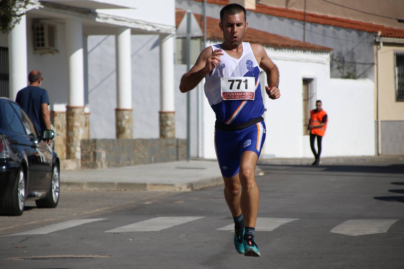 Valuengo continúa apostando por el deporte y la investigación de la Histiocitosis con la tercera edición del 'Cross Popular Valuengo', organizada por la Comisión de Festejos de la citada pedanía en colaboración con la Concejalía de Juventud y Deportes del Ayuntamiento de Jerez de los Caballeros y el Programa de Dinamización Deportiva de la Mancomunidad Sierra Suroeste. La citada prueba deportiva se ha celebrado esta mañana y ha contado con más de 140 participantes, entre todas las categorías.Celso Graciano y Estefanía Carretero se han convertido en los vencedores de la prueba general, y José Joaquín García y Rosa González han ocupado los primeros puestos locales.