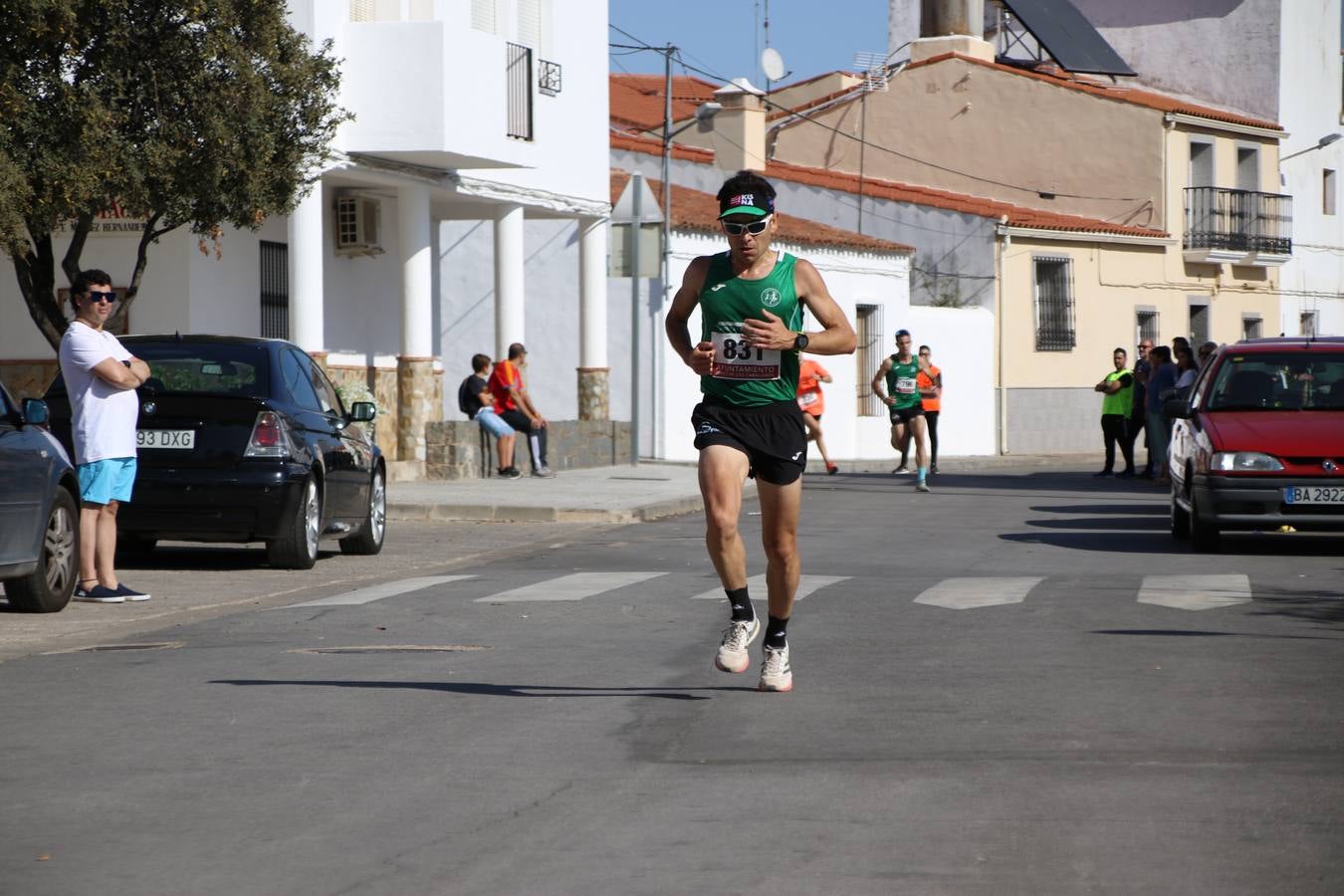 Valuengo continúa apostando por el deporte y la investigación de la Histiocitosis con la tercera edición del 'Cross Popular Valuengo', organizada por la Comisión de Festejos de la citada pedanía en colaboración con la Concejalía de Juventud y Deportes del Ayuntamiento de Jerez de los Caballeros y el Programa de Dinamización Deportiva de la Mancomunidad Sierra Suroeste. La citada prueba deportiva se ha celebrado esta mañana y ha contado con más de 140 participantes, entre todas las categorías.Celso Graciano y Estefanía Carretero se han convertido en los vencedores de la prueba general, y José Joaquín García y Rosa González han ocupado los primeros puestos locales.