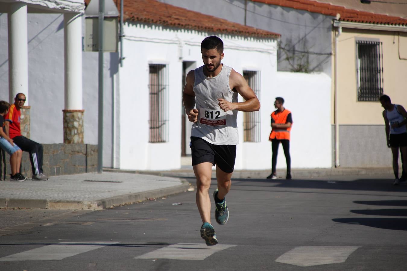 Valuengo continúa apostando por el deporte y la investigación de la Histiocitosis con la tercera edición del 'Cross Popular Valuengo', organizada por la Comisión de Festejos de la citada pedanía en colaboración con la Concejalía de Juventud y Deportes del Ayuntamiento de Jerez de los Caballeros y el Programa de Dinamización Deportiva de la Mancomunidad Sierra Suroeste. La citada prueba deportiva se ha celebrado esta mañana y ha contado con más de 140 participantes, entre todas las categorías.Celso Graciano y Estefanía Carretero se han convertido en los vencedores de la prueba general, y José Joaquín García y Rosa González han ocupado los primeros puestos locales.