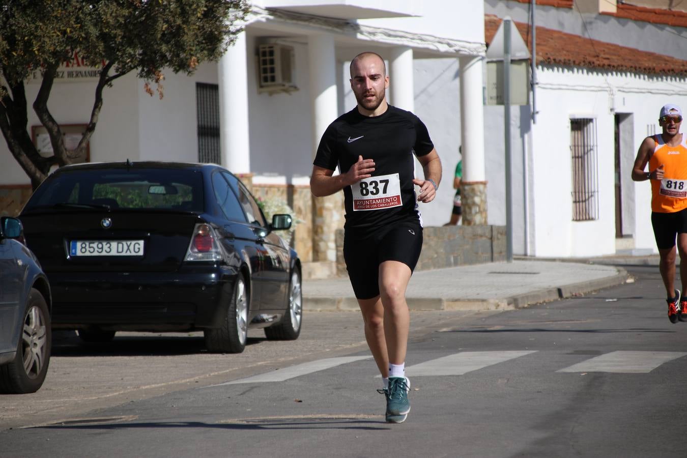 Valuengo continúa apostando por el deporte y la investigación de la Histiocitosis con la tercera edición del 'Cross Popular Valuengo', organizada por la Comisión de Festejos de la citada pedanía en colaboración con la Concejalía de Juventud y Deportes del Ayuntamiento de Jerez de los Caballeros y el Programa de Dinamización Deportiva de la Mancomunidad Sierra Suroeste. La citada prueba deportiva se ha celebrado esta mañana y ha contado con más de 140 participantes, entre todas las categorías.Celso Graciano y Estefanía Carretero se han convertido en los vencedores de la prueba general, y José Joaquín García y Rosa González han ocupado los primeros puestos locales.