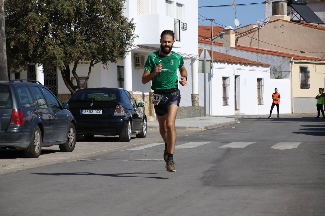 Valuengo continúa apostando por el deporte y la investigación de la Histiocitosis con la tercera edición del 'Cross Popular Valuengo', organizada por la Comisión de Festejos de la citada pedanía en colaboración con la Concejalía de Juventud y Deportes del Ayuntamiento de Jerez de los Caballeros y el Programa de Dinamización Deportiva de la Mancomunidad Sierra Suroeste. La citada prueba deportiva se ha celebrado esta mañana y ha contado con más de 140 participantes, entre todas las categorías.Celso Graciano y Estefanía Carretero se han convertido en los vencedores de la prueba general, y José Joaquín García y Rosa González han ocupado los primeros puestos locales.