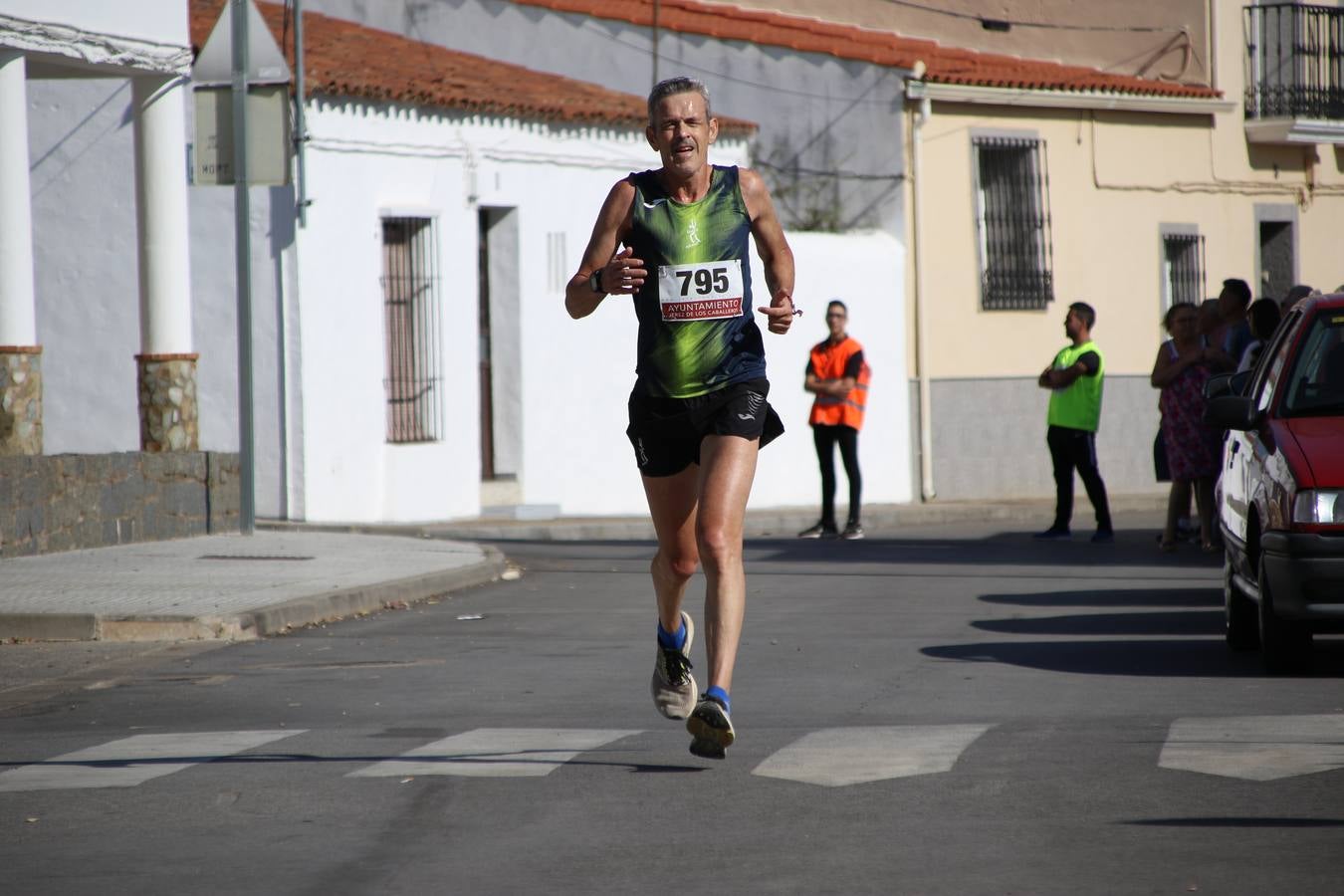 Valuengo continúa apostando por el deporte y la investigación de la Histiocitosis con la tercera edición del 'Cross Popular Valuengo', organizada por la Comisión de Festejos de la citada pedanía en colaboración con la Concejalía de Juventud y Deportes del Ayuntamiento de Jerez de los Caballeros y el Programa de Dinamización Deportiva de la Mancomunidad Sierra Suroeste. La citada prueba deportiva se ha celebrado esta mañana y ha contado con más de 140 participantes, entre todas las categorías.Celso Graciano y Estefanía Carretero se han convertido en los vencedores de la prueba general, y José Joaquín García y Rosa González han ocupado los primeros puestos locales.