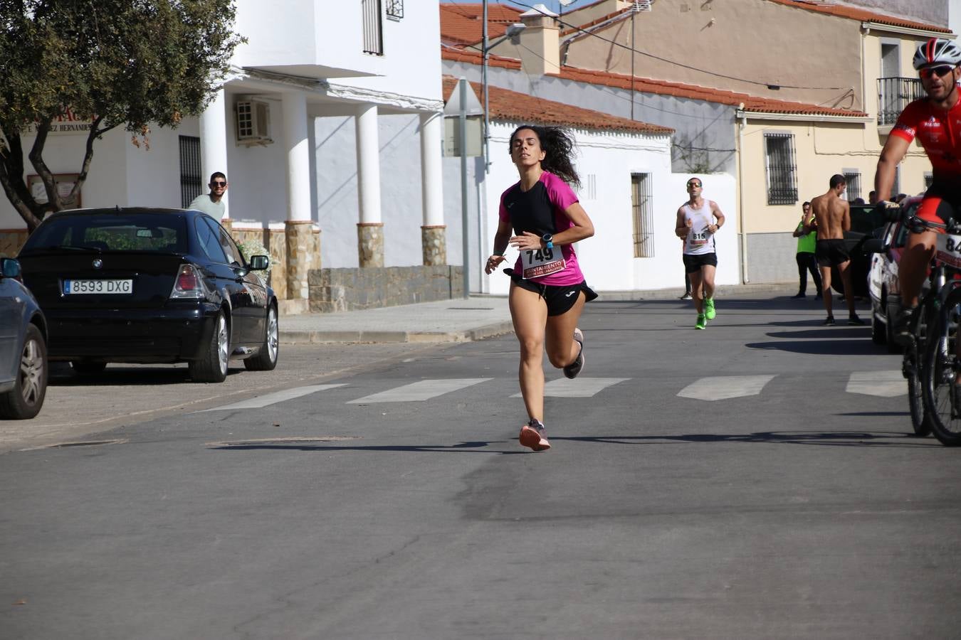 Valuengo continúa apostando por el deporte y la investigación de la Histiocitosis con la tercera edición del 'Cross Popular Valuengo', organizada por la Comisión de Festejos de la citada pedanía en colaboración con la Concejalía de Juventud y Deportes del Ayuntamiento de Jerez de los Caballeros y el Programa de Dinamización Deportiva de la Mancomunidad Sierra Suroeste. La citada prueba deportiva se ha celebrado esta mañana y ha contado con más de 140 participantes, entre todas las categorías.Celso Graciano y Estefanía Carretero se han convertido en los vencedores de la prueba general, y José Joaquín García y Rosa González han ocupado los primeros puestos locales.