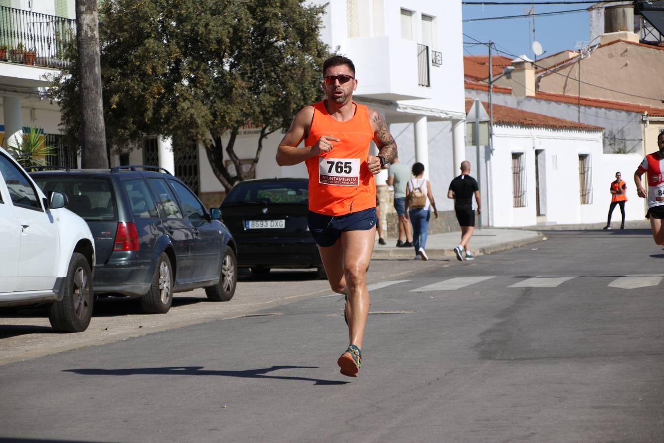 Valuengo continúa apostando por el deporte y la investigación de la Histiocitosis con la tercera edición del 'Cross Popular Valuengo', organizada por la Comisión de Festejos de la citada pedanía en colaboración con la Concejalía de Juventud y Deportes del Ayuntamiento de Jerez de los Caballeros y el Programa de Dinamización Deportiva de la Mancomunidad Sierra Suroeste. La citada prueba deportiva se ha celebrado esta mañana y ha contado con más de 140 participantes, entre todas las categorías.Celso Graciano y Estefanía Carretero se han convertido en los vencedores de la prueba general, y José Joaquín García y Rosa González han ocupado los primeros puestos locales.