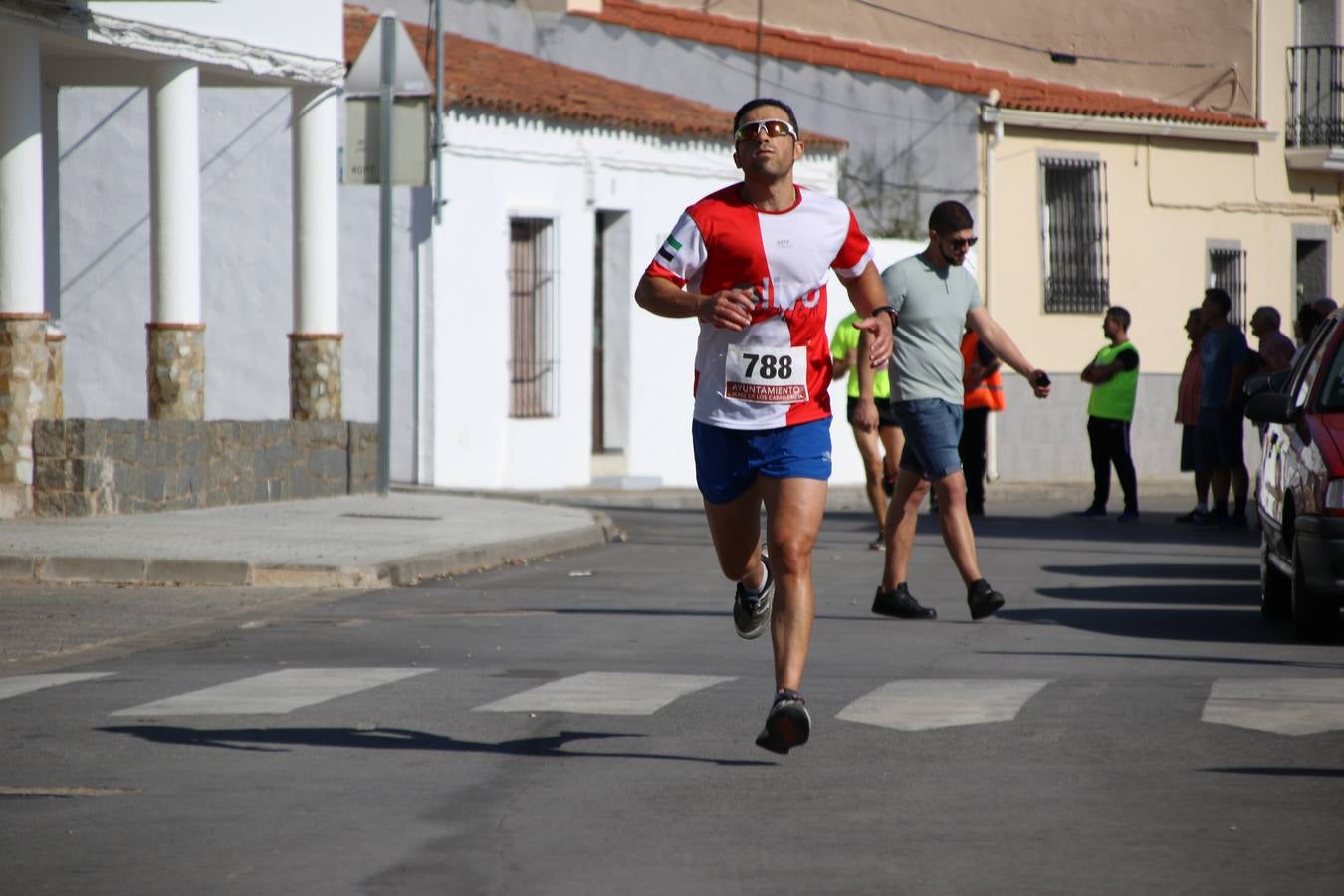 Valuengo continúa apostando por el deporte y la investigación de la Histiocitosis con la tercera edición del 'Cross Popular Valuengo', organizada por la Comisión de Festejos de la citada pedanía en colaboración con la Concejalía de Juventud y Deportes del Ayuntamiento de Jerez de los Caballeros y el Programa de Dinamización Deportiva de la Mancomunidad Sierra Suroeste. La citada prueba deportiva se ha celebrado esta mañana y ha contado con más de 140 participantes, entre todas las categorías.Celso Graciano y Estefanía Carretero se han convertido en los vencedores de la prueba general, y José Joaquín García y Rosa González han ocupado los primeros puestos locales.