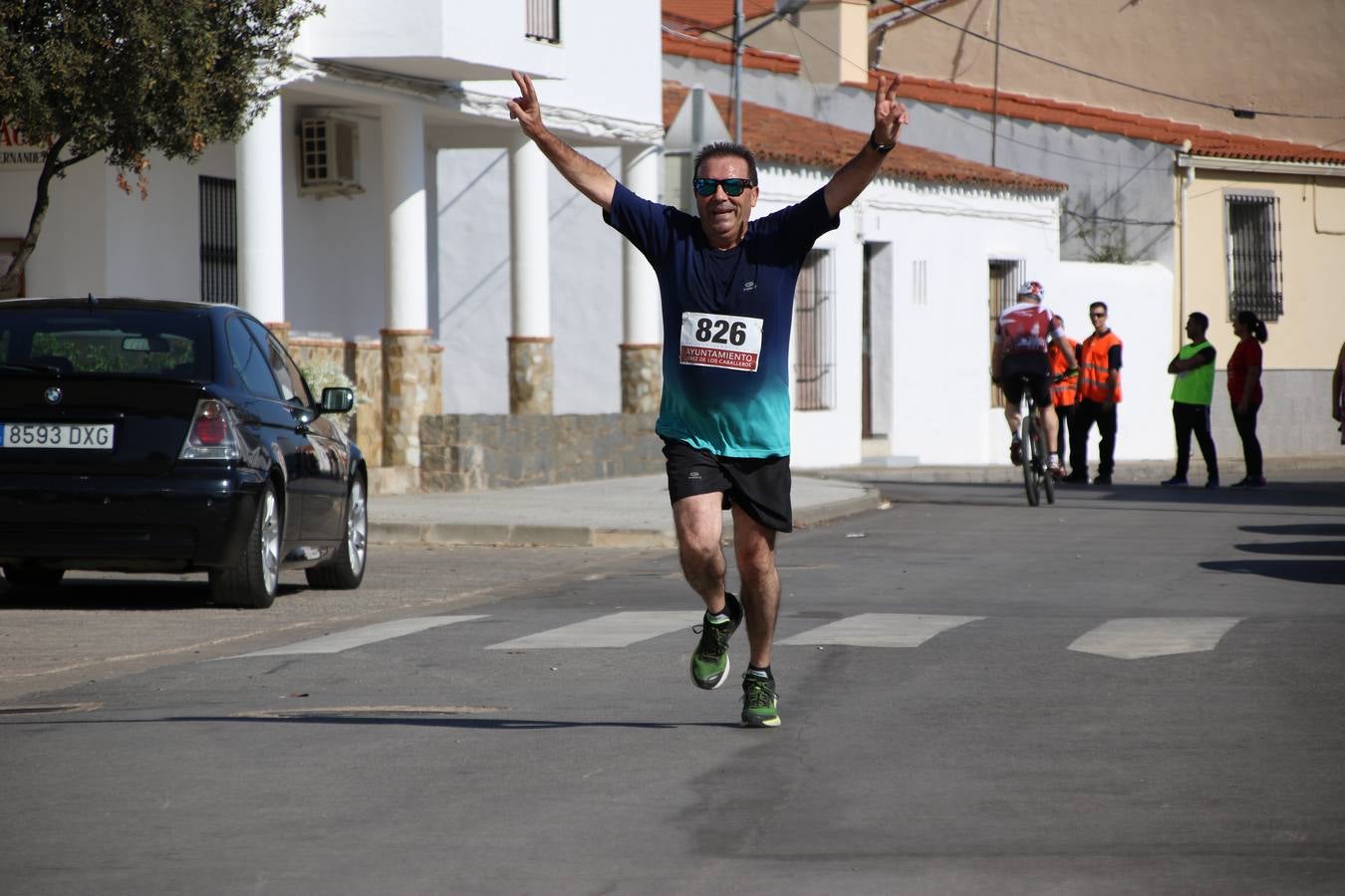 Valuengo continúa apostando por el deporte y la investigación de la Histiocitosis con la tercera edición del 'Cross Popular Valuengo', organizada por la Comisión de Festejos de la citada pedanía en colaboración con la Concejalía de Juventud y Deportes del Ayuntamiento de Jerez de los Caballeros y el Programa de Dinamización Deportiva de la Mancomunidad Sierra Suroeste. La citada prueba deportiva se ha celebrado esta mañana y ha contado con más de 140 participantes, entre todas las categorías.Celso Graciano y Estefanía Carretero se han convertido en los vencedores de la prueba general, y José Joaquín García y Rosa González han ocupado los primeros puestos locales.