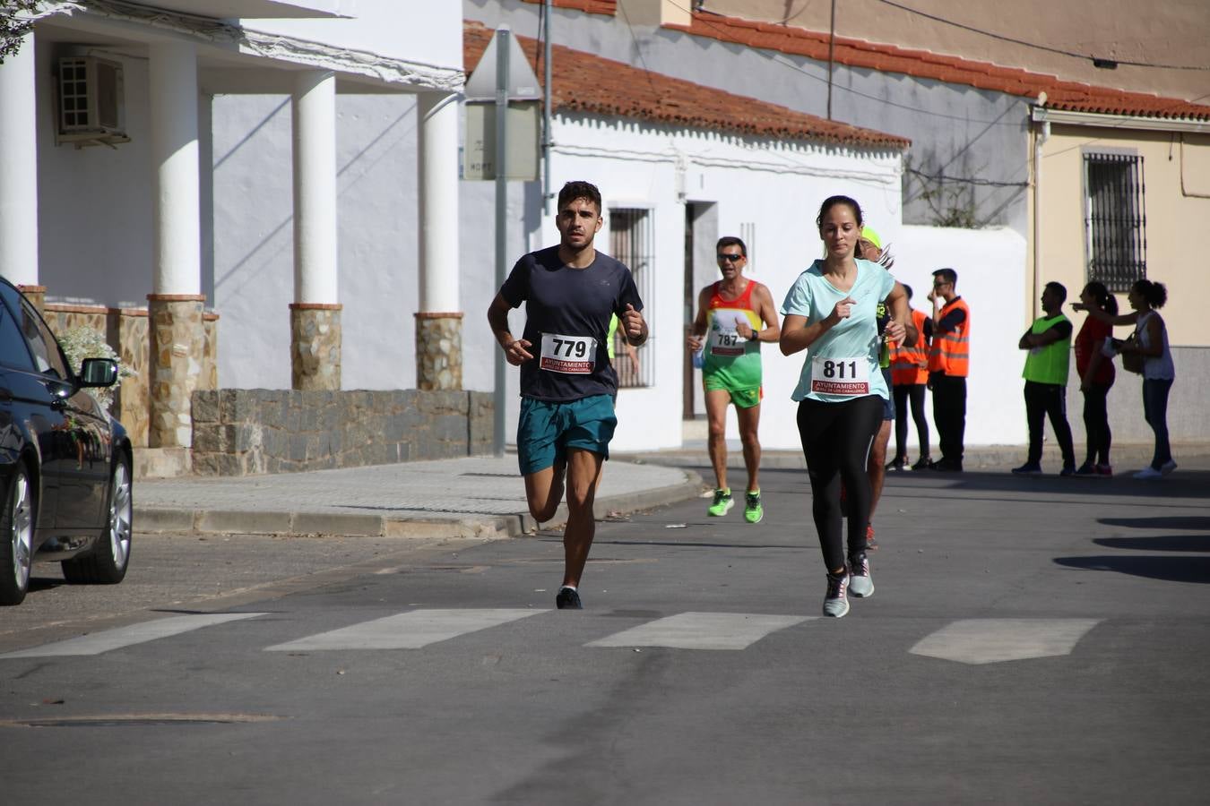 Valuengo continúa apostando por el deporte y la investigación de la Histiocitosis con la tercera edición del 'Cross Popular Valuengo', organizada por la Comisión de Festejos de la citada pedanía en colaboración con la Concejalía de Juventud y Deportes del Ayuntamiento de Jerez de los Caballeros y el Programa de Dinamización Deportiva de la Mancomunidad Sierra Suroeste. La citada prueba deportiva se ha celebrado esta mañana y ha contado con más de 140 participantes, entre todas las categorías.Celso Graciano y Estefanía Carretero se han convertido en los vencedores de la prueba general, y José Joaquín García y Rosa González han ocupado los primeros puestos locales.