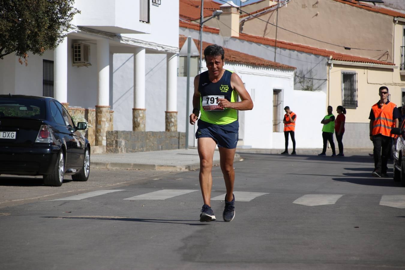 Valuengo continúa apostando por el deporte y la investigación de la Histiocitosis con la tercera edición del 'Cross Popular Valuengo', organizada por la Comisión de Festejos de la citada pedanía en colaboración con la Concejalía de Juventud y Deportes del Ayuntamiento de Jerez de los Caballeros y el Programa de Dinamización Deportiva de la Mancomunidad Sierra Suroeste. La citada prueba deportiva se ha celebrado esta mañana y ha contado con más de 140 participantes, entre todas las categorías.Celso Graciano y Estefanía Carretero se han convertido en los vencedores de la prueba general, y José Joaquín García y Rosa González han ocupado los primeros puestos locales.