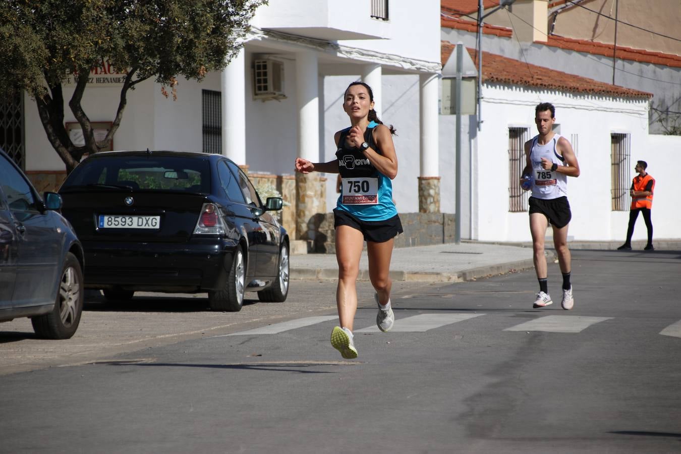 Valuengo continúa apostando por el deporte y la investigación de la Histiocitosis con la tercera edición del 'Cross Popular Valuengo', organizada por la Comisión de Festejos de la citada pedanía en colaboración con la Concejalía de Juventud y Deportes del Ayuntamiento de Jerez de los Caballeros y el Programa de Dinamización Deportiva de la Mancomunidad Sierra Suroeste. La citada prueba deportiva se ha celebrado esta mañana y ha contado con más de 140 participantes, entre todas las categorías.Celso Graciano y Estefanía Carretero se han convertido en los vencedores de la prueba general, y José Joaquín García y Rosa González han ocupado los primeros puestos locales.