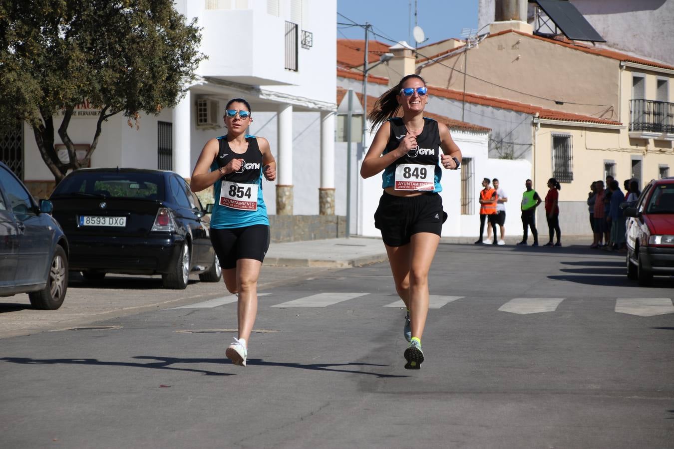 Valuengo continúa apostando por el deporte y la investigación de la Histiocitosis con la tercera edición del 'Cross Popular Valuengo', organizada por la Comisión de Festejos de la citada pedanía en colaboración con la Concejalía de Juventud y Deportes del Ayuntamiento de Jerez de los Caballeros y el Programa de Dinamización Deportiva de la Mancomunidad Sierra Suroeste. La citada prueba deportiva se ha celebrado esta mañana y ha contado con más de 140 participantes, entre todas las categorías.Celso Graciano y Estefanía Carretero se han convertido en los vencedores de la prueba general, y José Joaquín García y Rosa González han ocupado los primeros puestos locales.