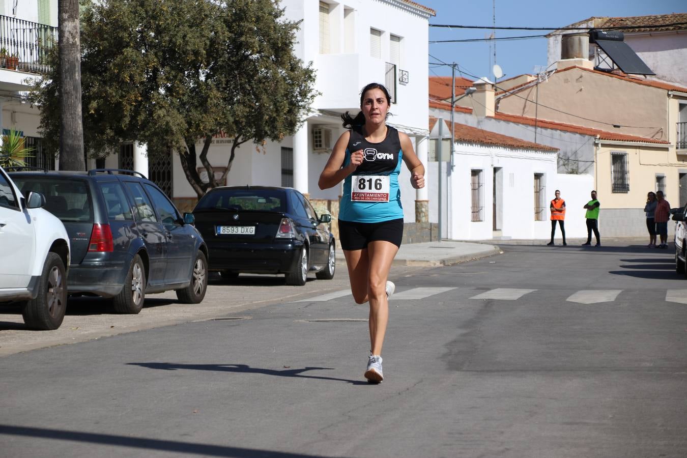 Valuengo continúa apostando por el deporte y la investigación de la Histiocitosis con la tercera edición del 'Cross Popular Valuengo', organizada por la Comisión de Festejos de la citada pedanía en colaboración con la Concejalía de Juventud y Deportes del Ayuntamiento de Jerez de los Caballeros y el Programa de Dinamización Deportiva de la Mancomunidad Sierra Suroeste. La citada prueba deportiva se ha celebrado esta mañana y ha contado con más de 140 participantes, entre todas las categorías.Celso Graciano y Estefanía Carretero se han convertido en los vencedores de la prueba general, y José Joaquín García y Rosa González han ocupado los primeros puestos locales.