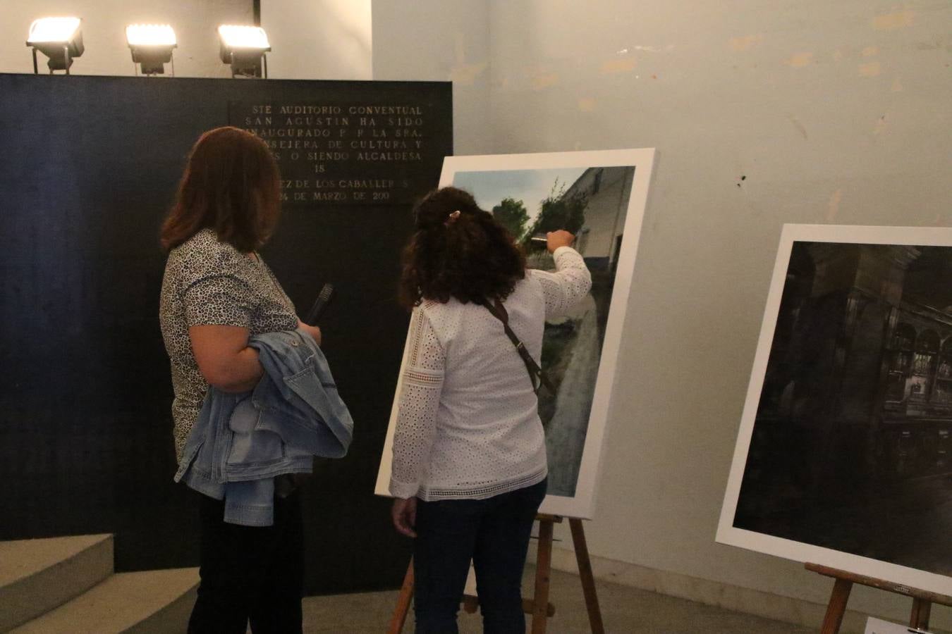 Jerez de los Caballeros celebra la tercera edición de su 'Noche en Blanco' con exposiciones, visitas turísticas, baile, cata de vinos, poesía, conciertos y talleres llenando de ocio, historia y arte diferentes rincones del municipio.