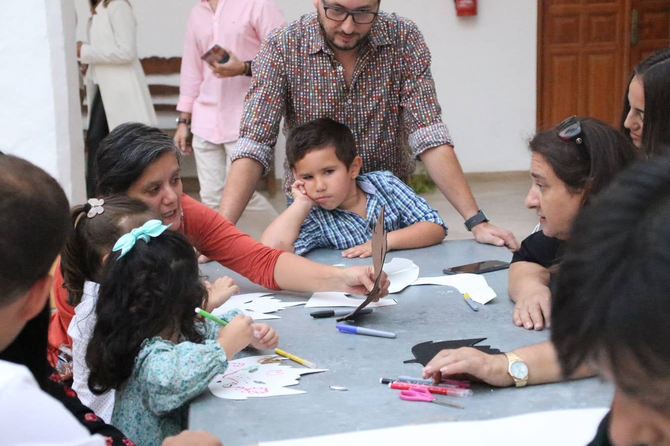 Jerez de los Caballeros celebra la tercera edición de su 'Noche en Blanco' con exposiciones, visitas turísticas, baile, cata de vinos, poesía, conciertos y talleres llenando de ocio, historia y arte diferentes rincones del municipio.