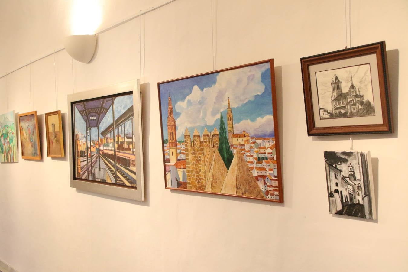 Jerez de los Caballeros celebra la tercera edición de su 'Noche en Blanco' con exposiciones, visitas turísticas, baile, cata de vinos, poesía, conciertos y talleres llenando de ocio, historia y arte diferentes rincones del municipio.