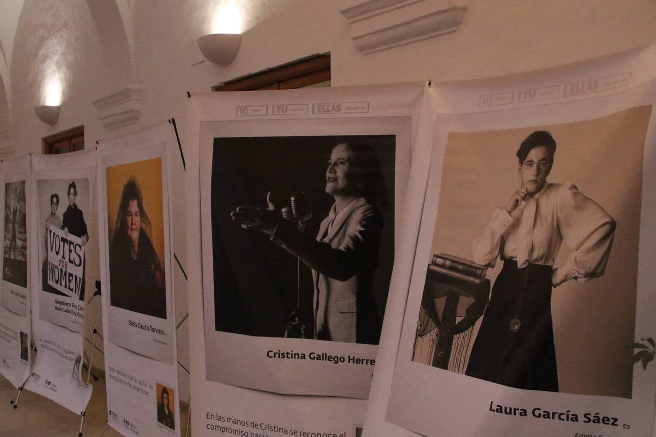 Jerez de los Caballeros celebra la tercera edición de su 'Noche en Blanco' con exposiciones, visitas turísticas, baile, cata de vinos, poesía, conciertos y talleres llenando de ocio, historia y arte diferentes rincones del municipio.
