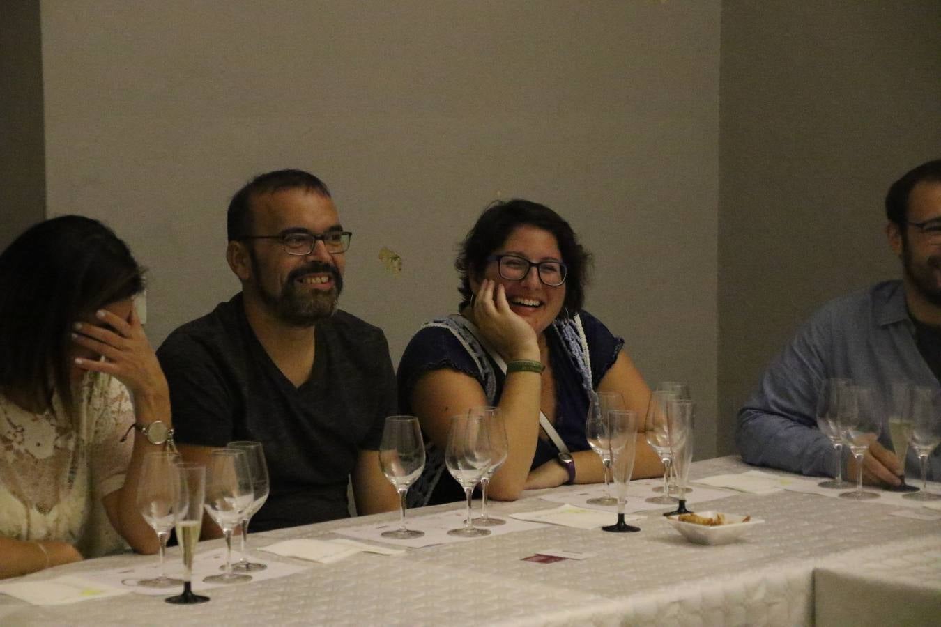 Jerez de los Caballeros celebra la tercera edición de su 'Noche en Blanco' con exposiciones, visitas turísticas, baile, cata de vinos, poesía, conciertos y talleres llenando de ocio, historia y arte diferentes rincones del municipio.
