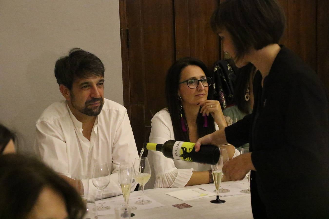 Jerez de los Caballeros celebra la tercera edición de su 'Noche en Blanco' con exposiciones, visitas turísticas, baile, cata de vinos, poesía, conciertos y talleres llenando de ocio, historia y arte diferentes rincones del municipio.