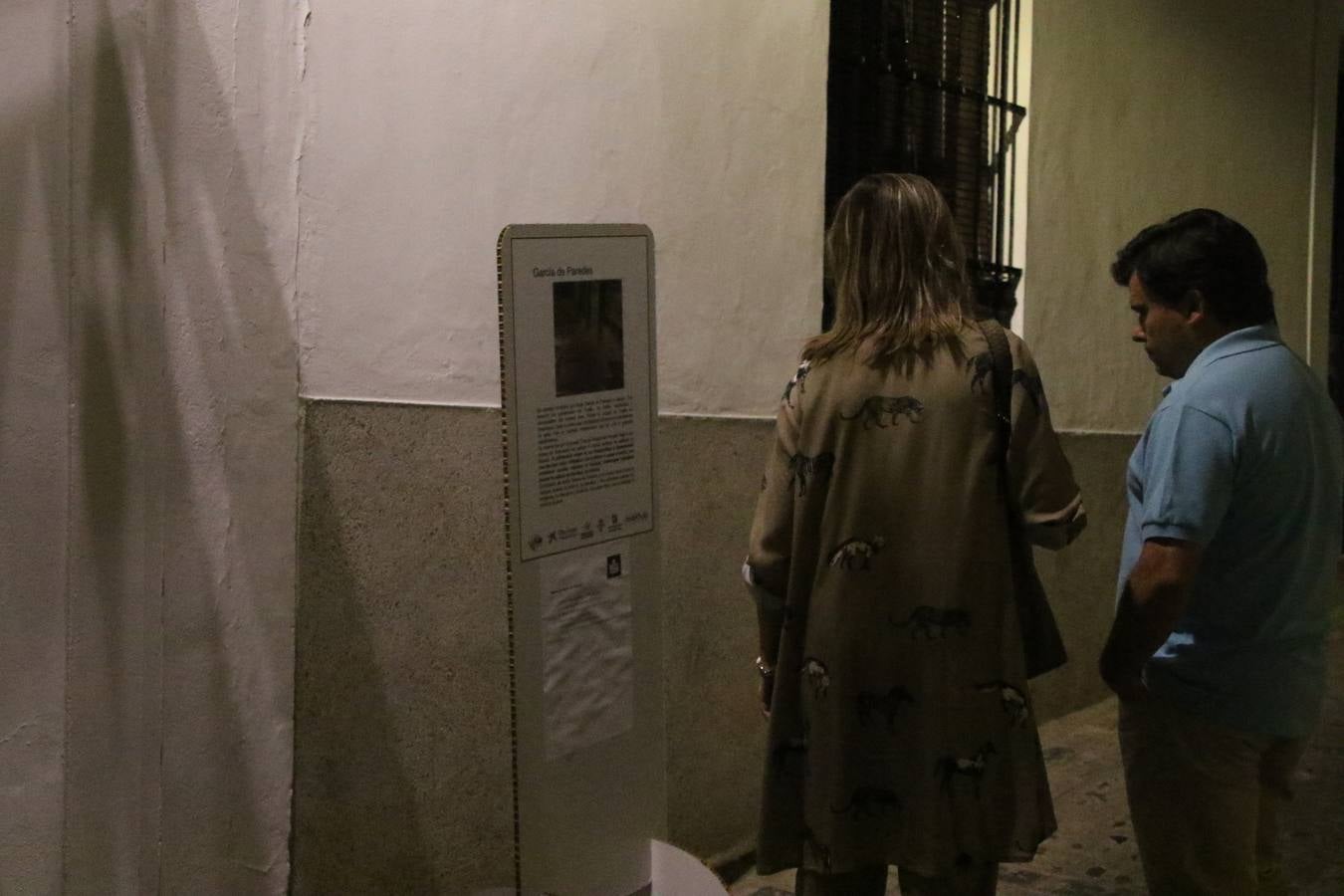 Jerez de los Caballeros celebra la tercera edición de su 'Noche en Blanco' con exposiciones, visitas turísticas, baile, cata de vinos, poesía, conciertos y talleres llenando de ocio, historia y arte diferentes rincones del municipio.