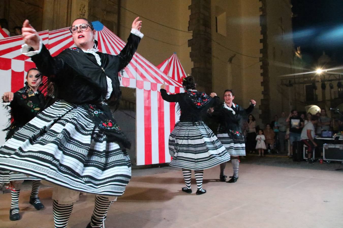 Jerez de los Caballeros celebra la tercera edición de su 'Noche en Blanco' con exposiciones, visitas turísticas, baile, cata de vinos, poesía, conciertos y talleres llenando de ocio, historia y arte diferentes rincones del municipio.