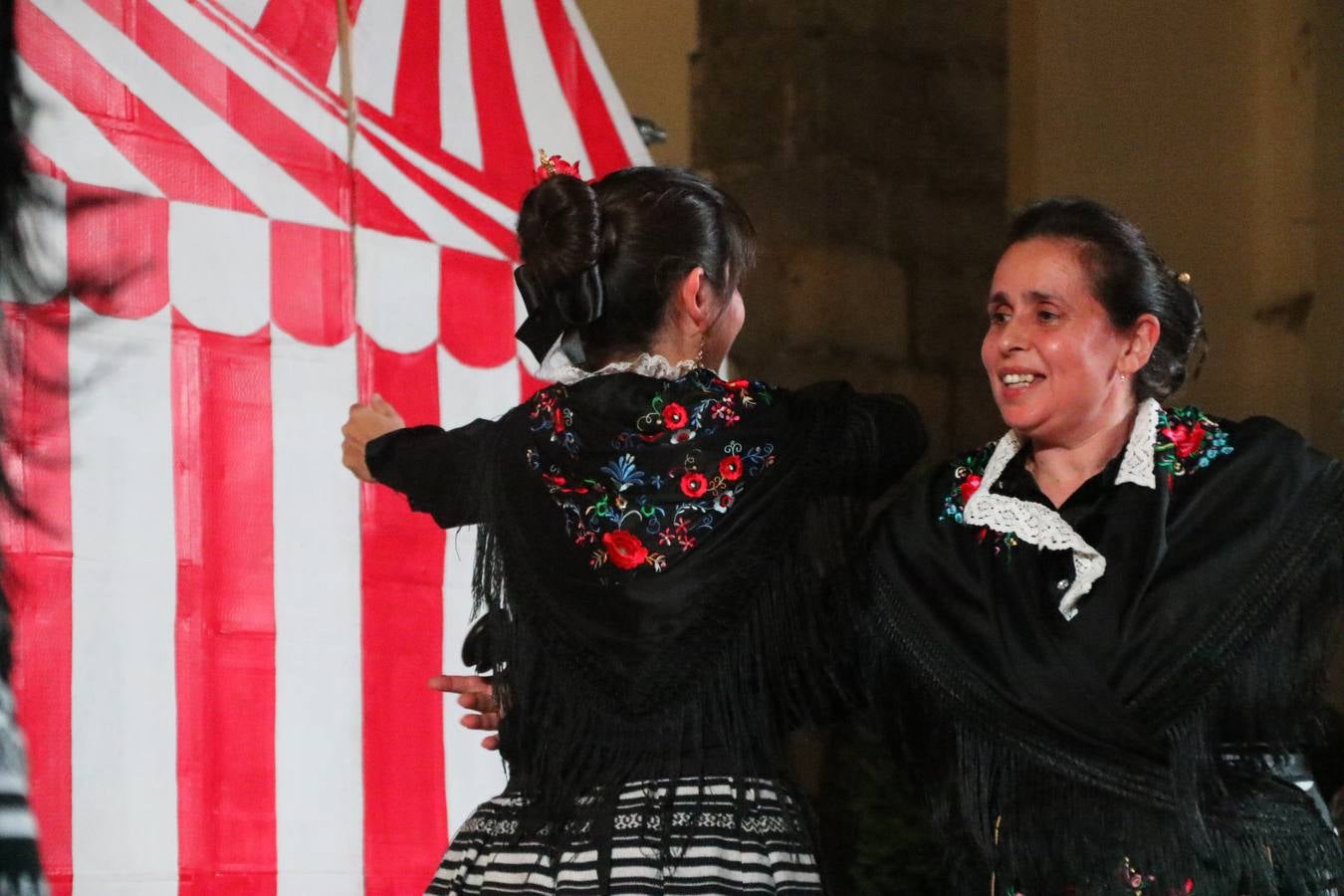 Jerez de los Caballeros celebra la tercera edición de su 'Noche en Blanco' con exposiciones, visitas turísticas, baile, cata de vinos, poesía, conciertos y talleres llenando de ocio, historia y arte diferentes rincones del municipio.