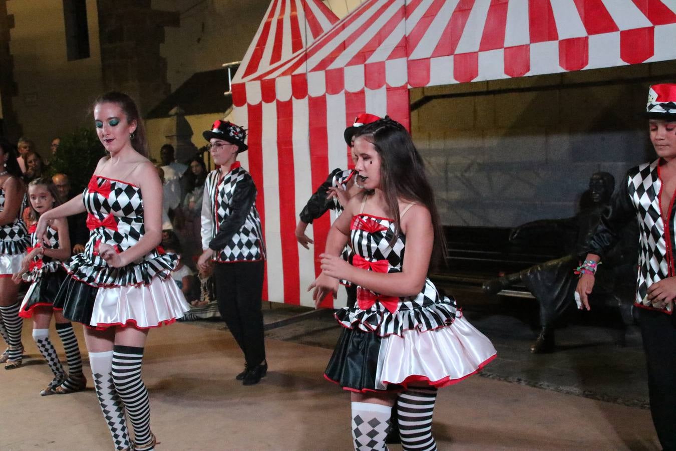 Jerez de los Caballeros celebra la tercera edición de su 'Noche en Blanco' con exposiciones, visitas turísticas, baile, cata de vinos, poesía, conciertos y talleres llenando de ocio, historia y arte diferentes rincones del municipio.