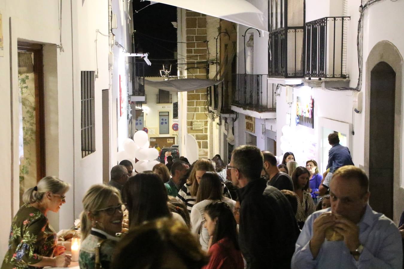 Jerez de los Caballeros celebra la tercera edición de su 'Noche en Blanco' con exposiciones, visitas turísticas, baile, cata de vinos, poesía, conciertos y talleres llenando de ocio, historia y arte diferentes rincones del municipio.