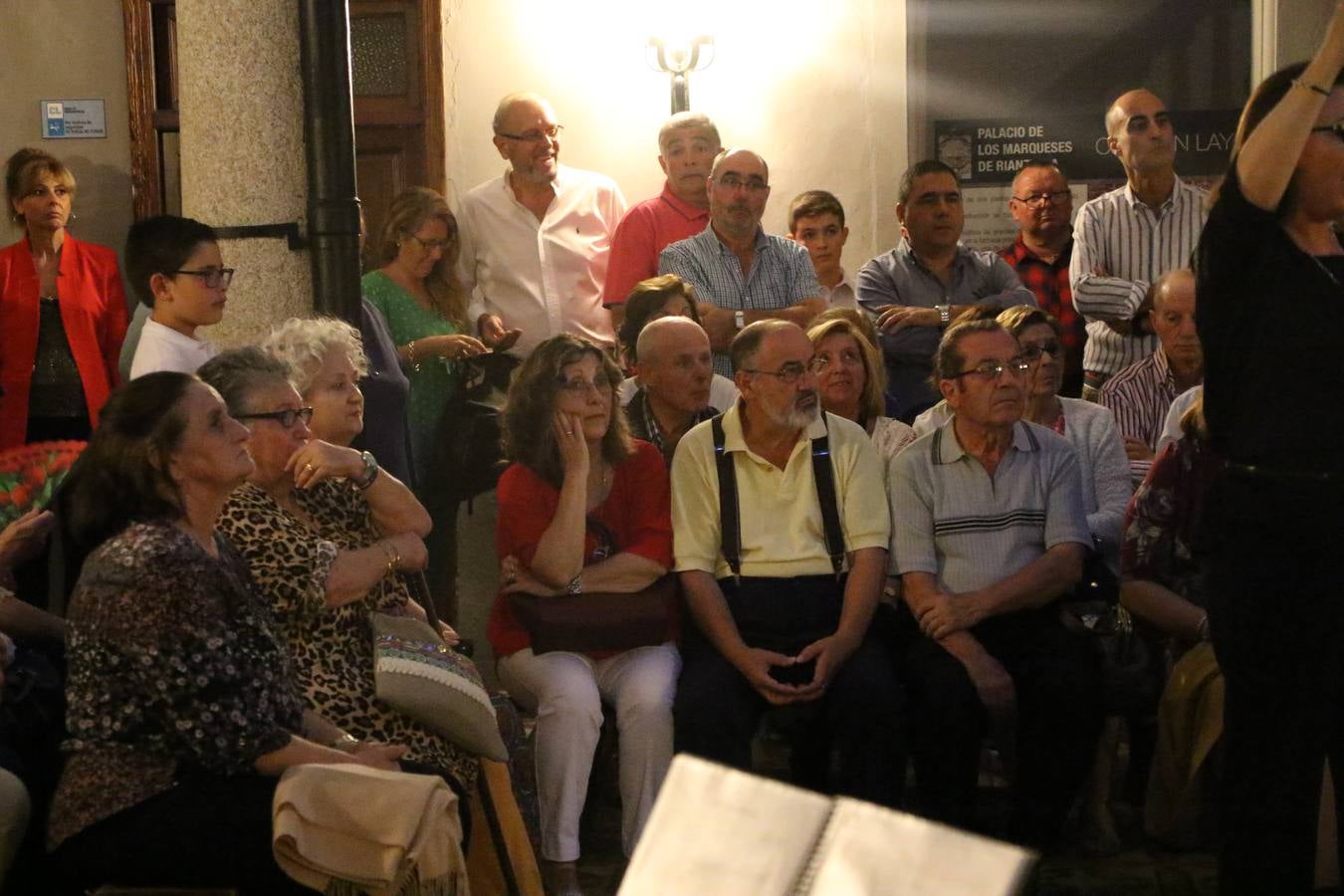 Jerez de los Caballeros celebra la tercera edición de su 'Noche en Blanco' con exposiciones, visitas turísticas, baile, cata de vinos, poesía, conciertos y talleres llenando de ocio, historia y arte diferentes rincones del municipio.