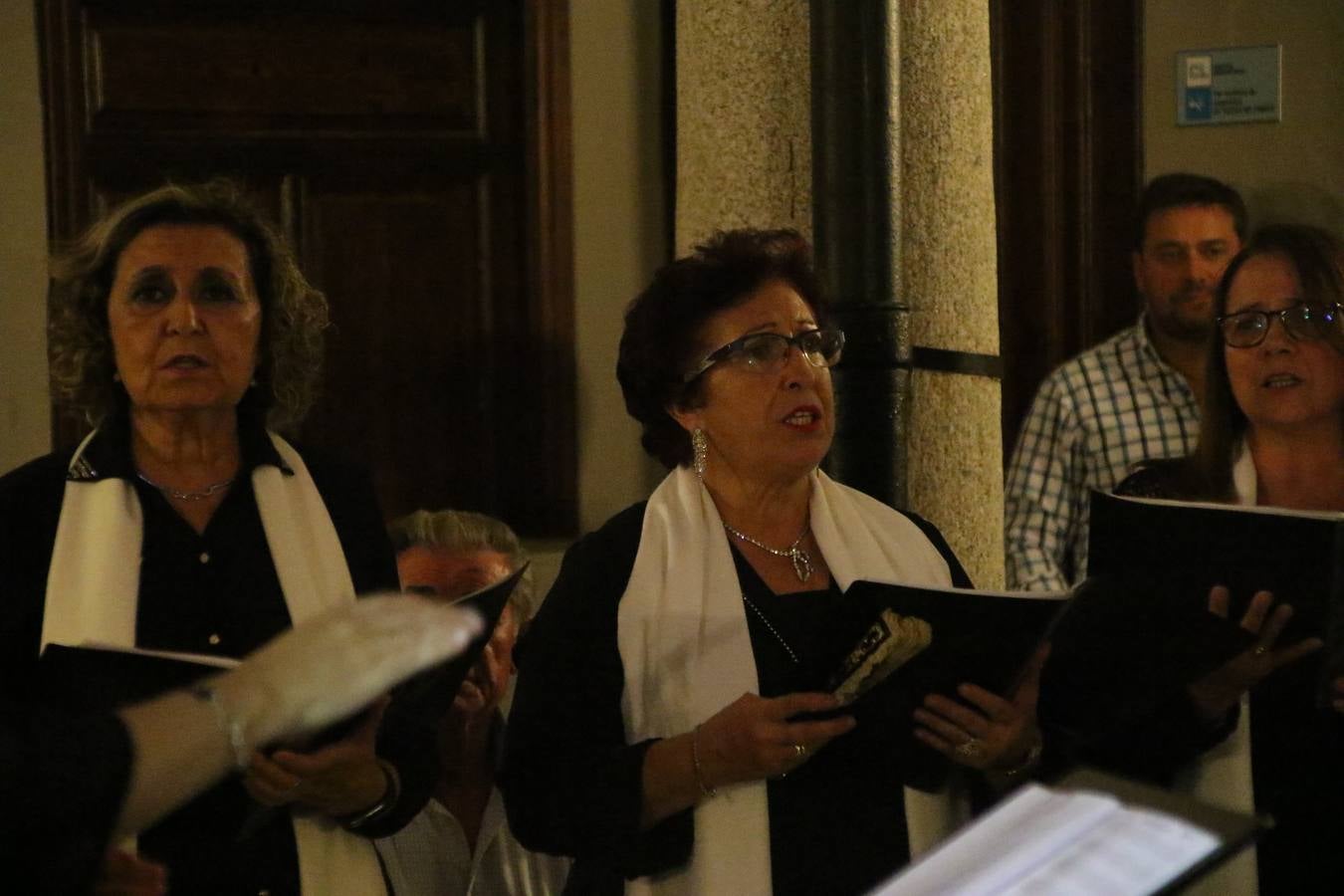 Jerez de los Caballeros celebra la tercera edición de su 'Noche en Blanco' con exposiciones, visitas turísticas, baile, cata de vinos, poesía, conciertos y talleres llenando de ocio, historia y arte diferentes rincones del municipio.