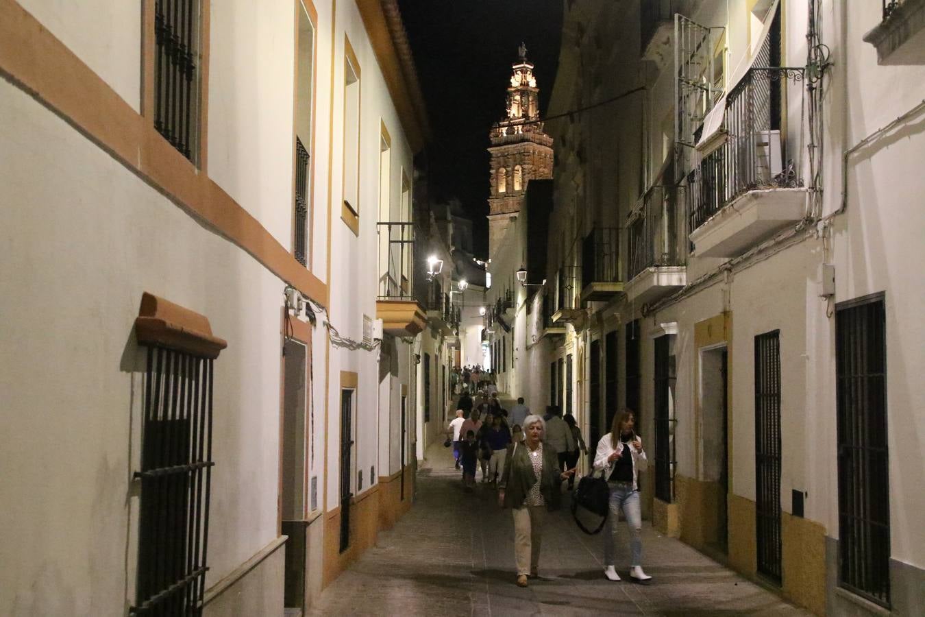 Jerez de los Caballeros celebra la tercera edición de su 'Noche en Blanco' con exposiciones, visitas turísticas, baile, cata de vinos, poesía, conciertos y talleres llenando de ocio, historia y arte diferentes rincones del municipio.