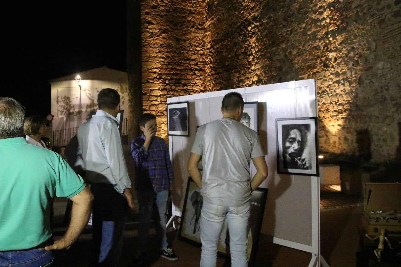 Jerez de los Caballeros celebra la tercera edición de su 'Noche en Blanco' con exposiciones, visitas turísticas, baile, cata de vinos, poesía, conciertos y talleres llenando de ocio, historia y arte diferentes rincones del municipio.