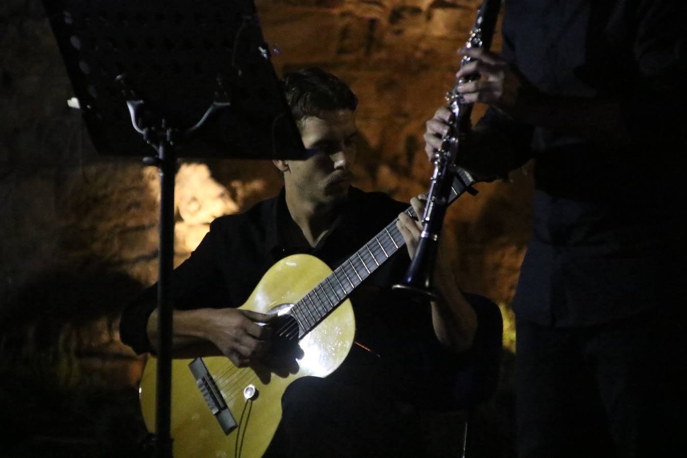 Jerez de los Caballeros celebra la tercera edición de su 'Noche en Blanco' con exposiciones, visitas turísticas, baile, cata de vinos, poesía, conciertos y talleres llenando de ocio, historia y arte diferentes rincones del municipio.