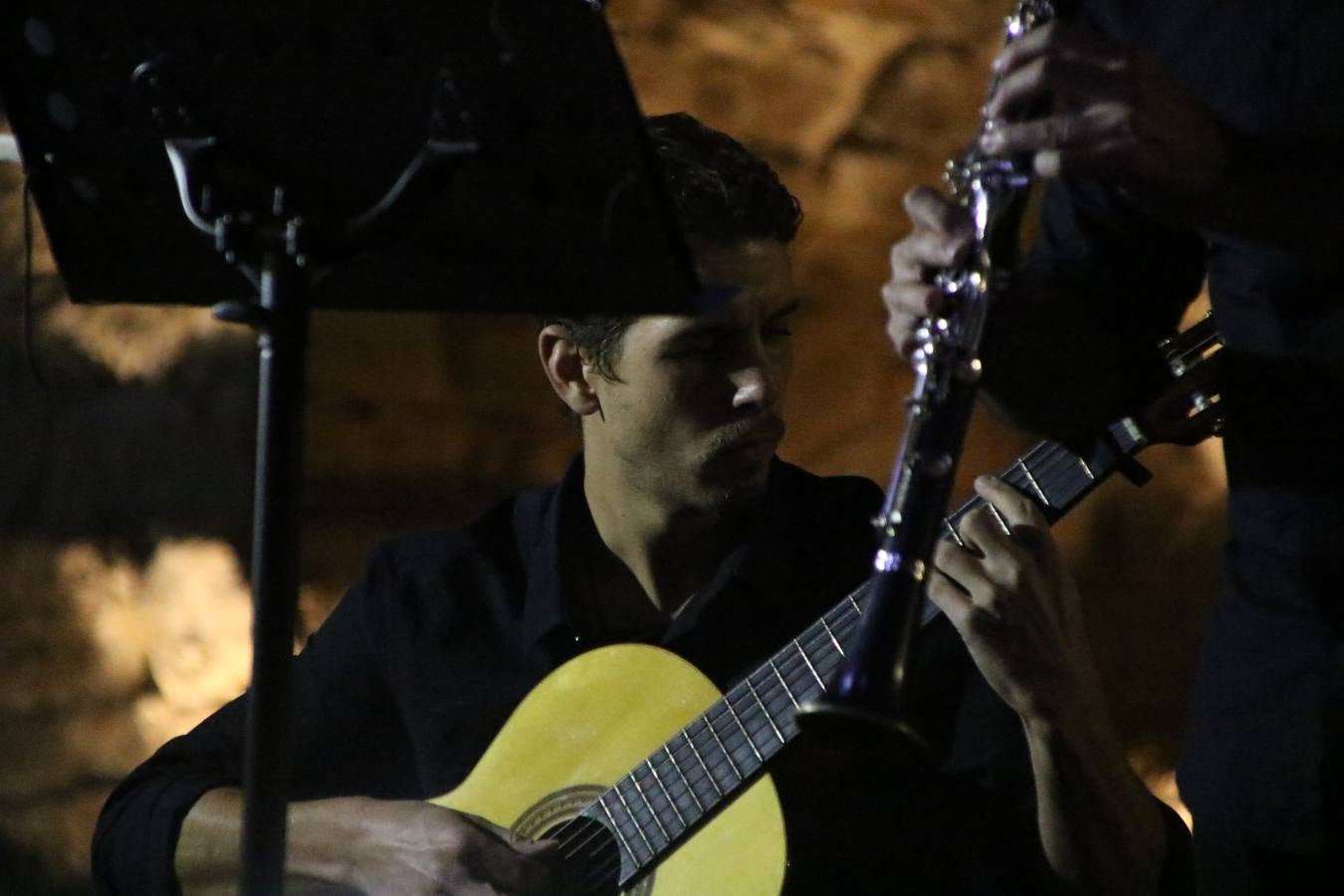 Jerez de los Caballeros celebra la tercera edición de su 'Noche en Blanco' con exposiciones, visitas turísticas, baile, cata de vinos, poesía, conciertos y talleres llenando de ocio, historia y arte diferentes rincones del municipio.