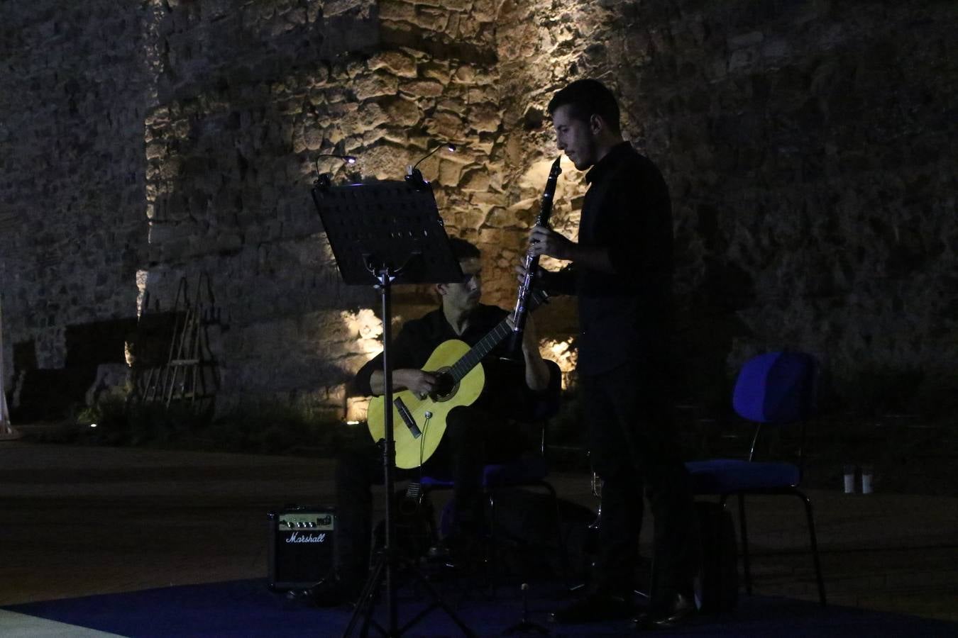 Jerez de los Caballeros celebra la tercera edición de su 'Noche en Blanco' con exposiciones, visitas turísticas, baile, cata de vinos, poesía, conciertos y talleres llenando de ocio, historia y arte diferentes rincones del municipio.