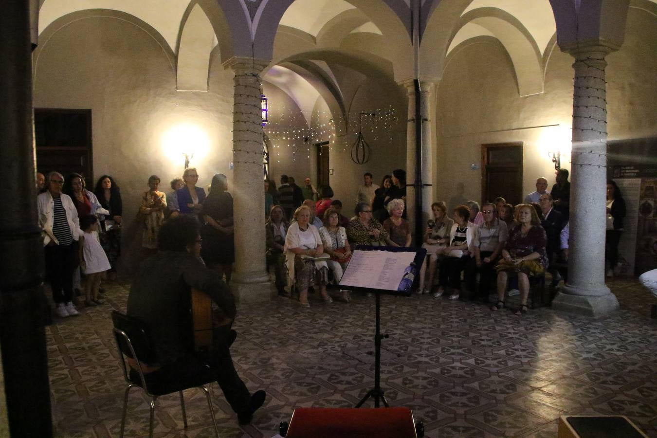 Jerez de los Caballeros celebra la tercera edición de su 'Noche en Blanco' con exposiciones, visitas turísticas, baile, cata de vinos, poesía, conciertos y talleres llenando de ocio, historia y arte diferentes rincones del municipio.