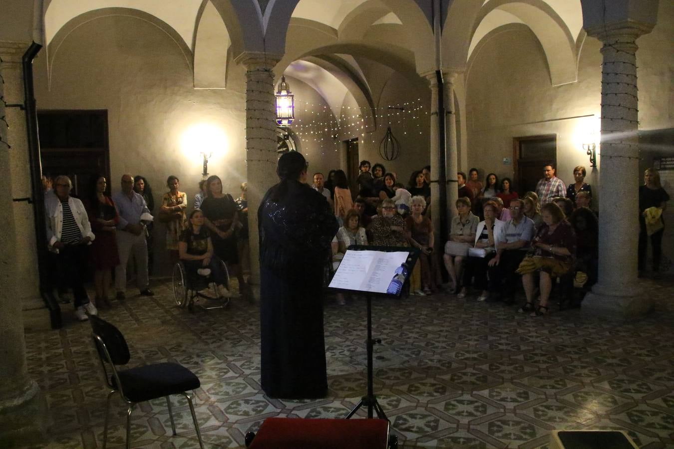 Jerez de los Caballeros celebra la tercera edición de su 'Noche en Blanco' con exposiciones, visitas turísticas, baile, cata de vinos, poesía, conciertos y talleres llenando de ocio, historia y arte diferentes rincones del municipio.