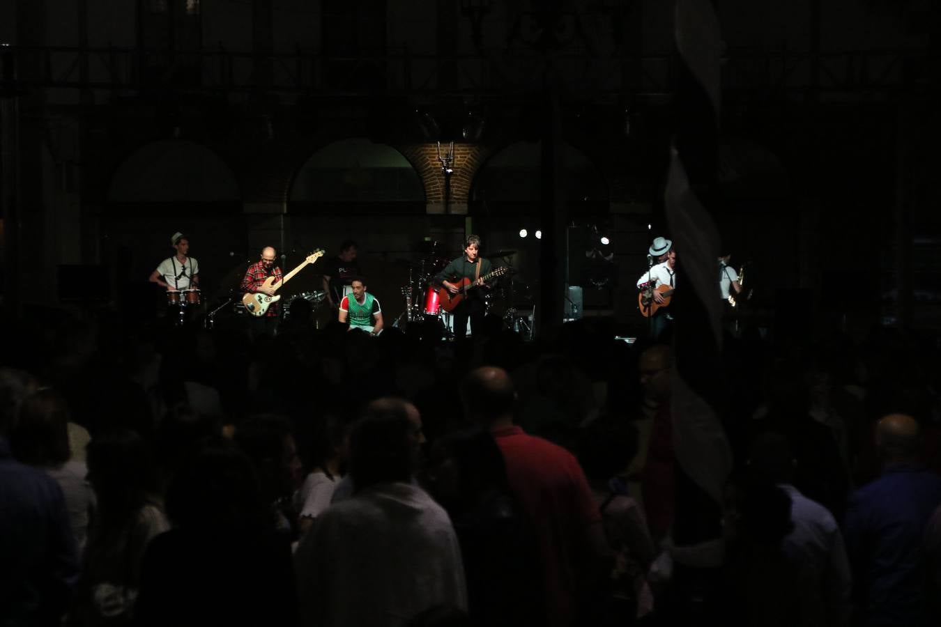 Jerez de los Caballeros celebra la tercera edición de su 'Noche en Blanco' con exposiciones, visitas turísticas, baile, cata de vinos, poesía, conciertos y talleres llenando de ocio, historia y arte diferentes rincones del municipio.