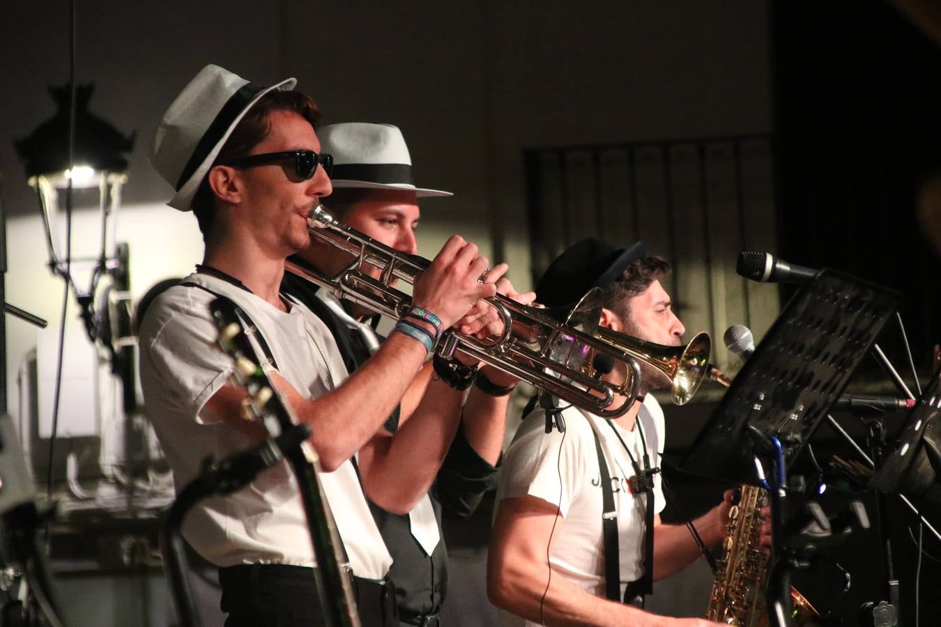 Jerez de los Caballeros celebra la tercera edición de su 'Noche en Blanco' con exposiciones, visitas turísticas, baile, cata de vinos, poesía, conciertos y talleres llenando de ocio, historia y arte diferentes rincones del municipio.