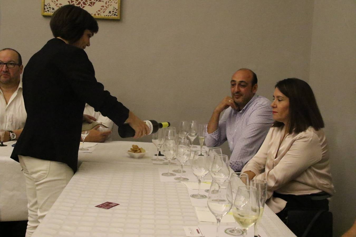 Jerez de los Caballeros celebra la tercera edición de su 'Noche en Blanco' con exposiciones, visitas turísticas, baile, cata de vinos, poesía, conciertos y talleres llenando de ocio, historia y arte diferentes rincones del municipio.