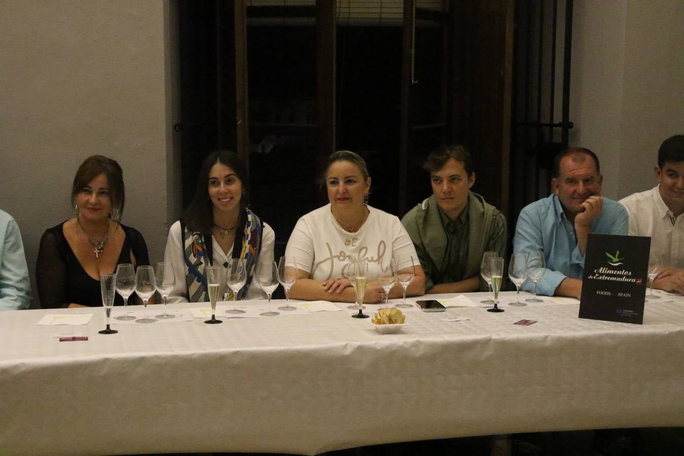 Jerez de los Caballeros celebra la tercera edición de su 'Noche en Blanco' con exposiciones, visitas turísticas, baile, cata de vinos, poesía, conciertos y talleres llenando de ocio, historia y arte diferentes rincones del municipio.