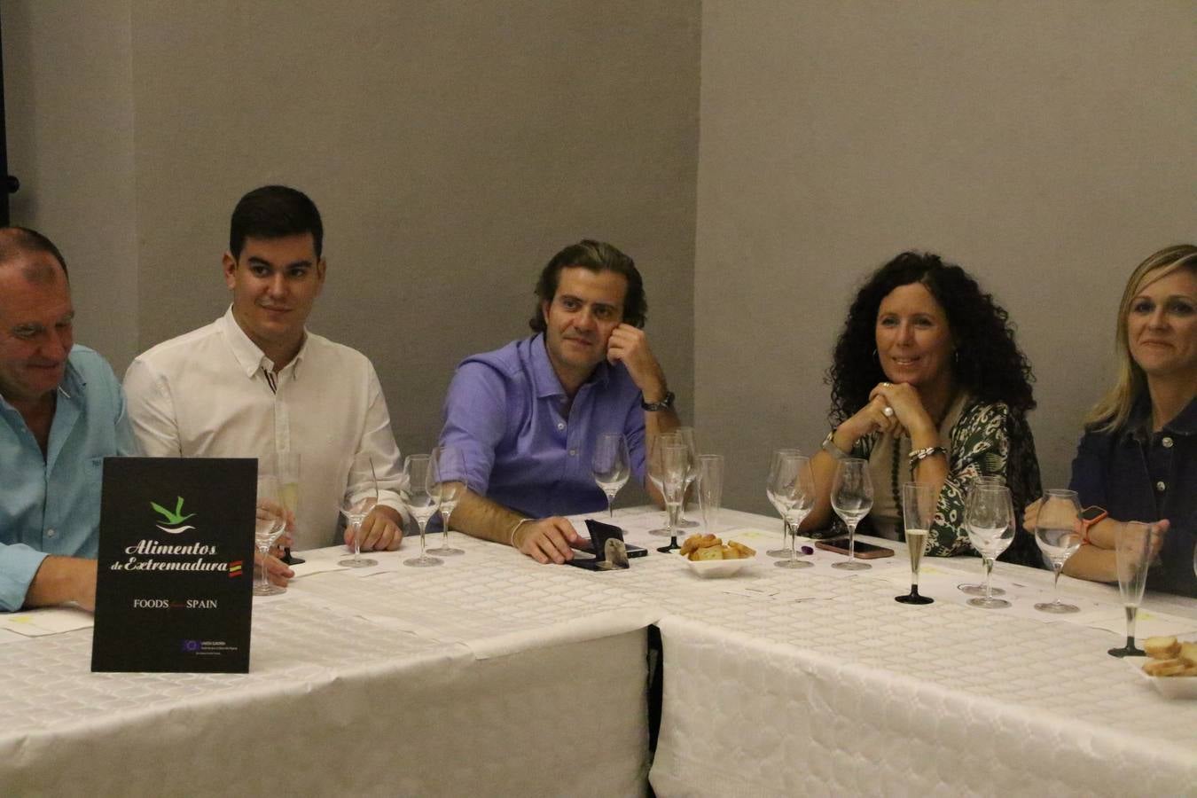 Jerez de los Caballeros celebra la tercera edición de su 'Noche en Blanco' con exposiciones, visitas turísticas, baile, cata de vinos, poesía, conciertos y talleres llenando de ocio, historia y arte diferentes rincones del municipio.