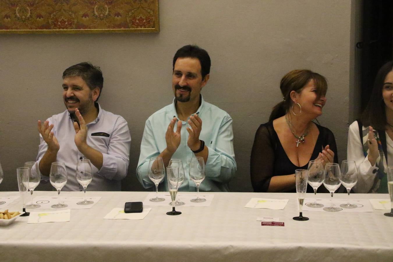 Jerez de los Caballeros celebra la tercera edición de su 'Noche en Blanco' con exposiciones, visitas turísticas, baile, cata de vinos, poesía, conciertos y talleres llenando de ocio, historia y arte diferentes rincones del municipio.