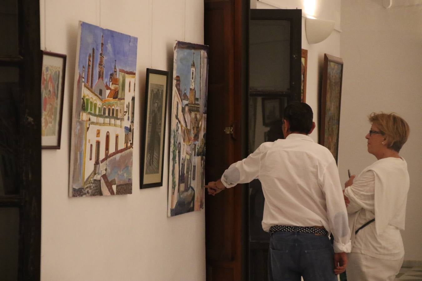 Jerez de los Caballeros celebra la tercera edición de su 'Noche en Blanco' con exposiciones, visitas turísticas, baile, cata de vinos, poesía, conciertos y talleres llenando de ocio, historia y arte diferentes rincones del municipio.