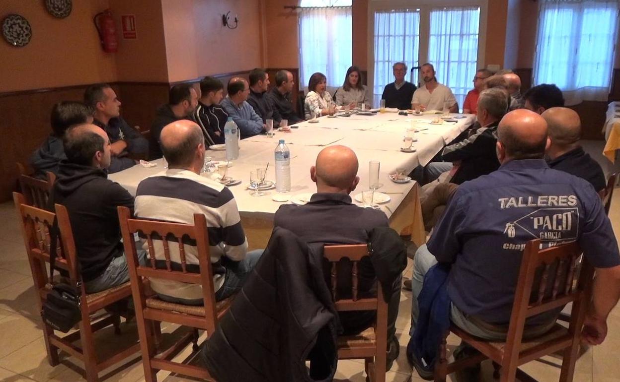Responsables municipales y empresarios del sector de la automoción en el desayuno de trabajo que han mantenido hoy en el 'Mijina'.