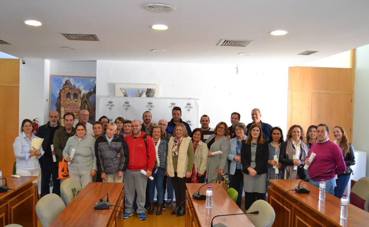 Autoridades y representantes de las asociaciones en el salón de plenos del Ayuntamiento. 