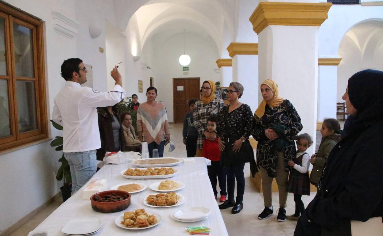 En el 'Taller Gastronómico Intercultural' con Tomás Carbonero. 